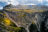 Trekking nel Parco Naturale Puez-Odle. La lunga discesa dal Rifugio Puez a Selva in Valgardena lungo la Vallelunga.